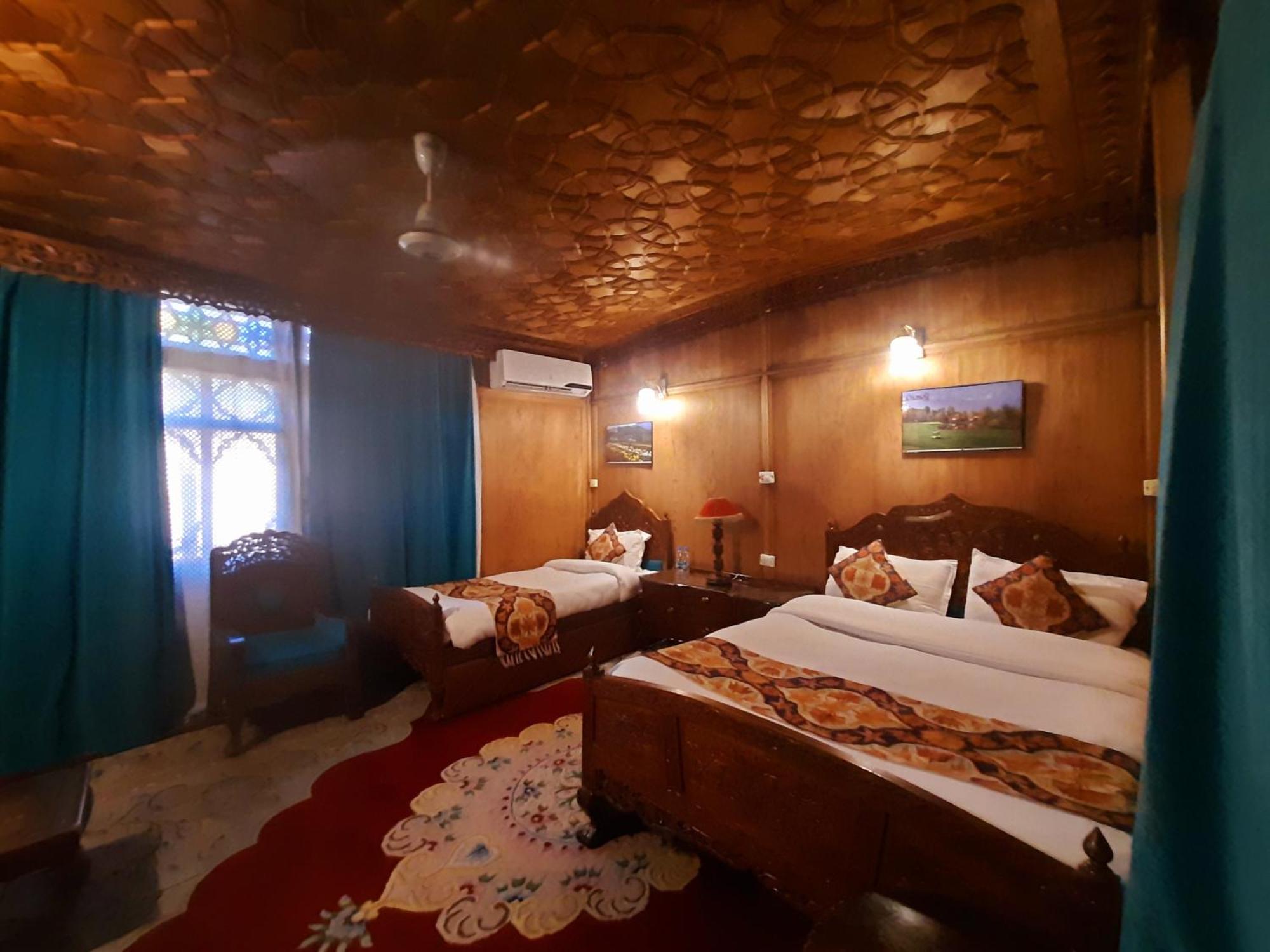 The Badyari Palace Houseboats Srīnagar Exterior foto